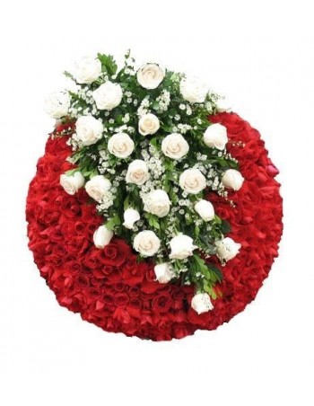 Corona redonda en rosas rojas 2