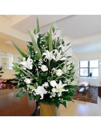 Rosas  blancas y lirios