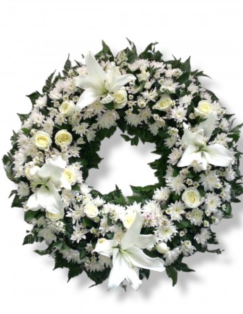 Corona con lirios blancos